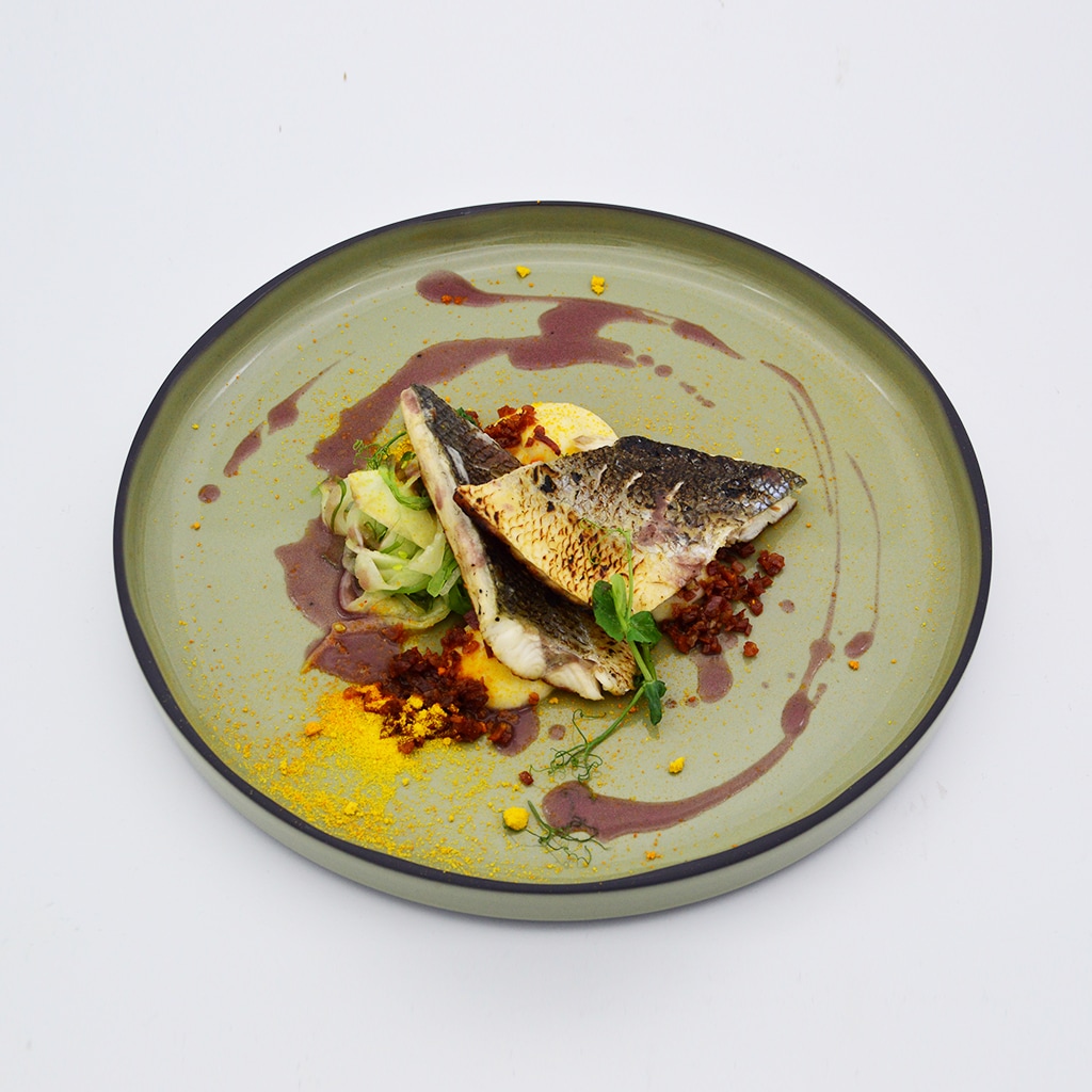 Escalope de lup de mare salbatic cu salata de fenicul si bacon afumat, piure de telina alba si reductie de vin rosu